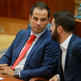 14/08/2019. Los diputados de Ciudadanos en la Asamblea de Madrid, Ignacio Aguado y César Zafra, durante el debate y votación del segundo pleno de la candidata del PP a la Presidencia de la Comunidad de Madrid en la Asamblea madrileña.