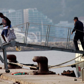 30/08/2019.- Uno de los quince migrantes rescatados por el barco Open Arms, y que ha viajado desde Italia a bordo del Audaz de la Armada española, desciende del buque a su llegada este viernes al muelle de Crinavis, en San Roque (Cádiz). EF