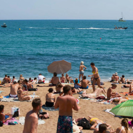 Playa de la Barceloneta cerrada el pasado domingo por la aparición de una bomba de la Guerra Civil | EFE