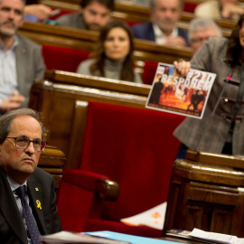 Inés Arrimadas muestra a Quim Tora una fotografía de los CDR -  EFE/ Quique García