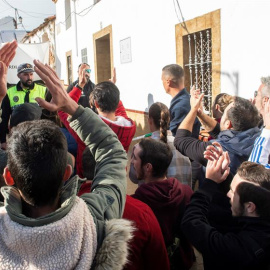 19/12/2018.- Vecinos de el Campillo (Huelva), han saltado el cordón policial para increpar a Bernardo Montoya, el autor confeso de la muerte de la joven zamorana de 26 años Laura Luelmo, a su llegada a dicho municipio, concretamente a su vi