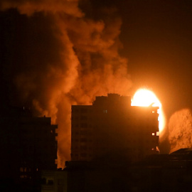 Humo y llamas salen de un edificio atacado por el Ejército israelí en la ciudad de Gaza, este lunes 17 de mayo de 2021.