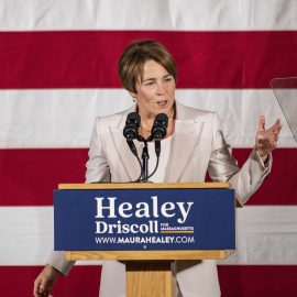 La demócrata Maura Healey celebra su vitoria en las elecciones para gobernadora de Massachusetts, en el Hotel Copley Plaza de Boston (Massachusetts, EEUU). AFP/Joseph Prezioso