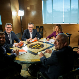 La portavoz del PSOE, Margarita Robles (d) y los miembros de la dirección de su grupo Meritxell Batet (3d) y Rafael Simancas (2d), mantienen un encuentro con el secretario general de Ciudadanos, José Manuel Villegas (3i), el portavoz del gr