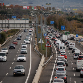 Varios coches circulan por la autovía A3, a 5 de diciembre de 2023, en Madrid.