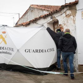 19/12/2018.- Efectivos de la Guardia Civil colocan una mampara para inspeccionar la vivienda de Bernardo Montoya, el autor confeso de la muerte de la joven zamorana de 26 años Laura Luelmo, que ha abandonado su vivienda en El Campillo (Huel