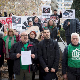 Activistas de la Plataforma de Afectados por la Hipoteca (PAH), durante la acción de protesta antes de registrar una acción judicial en la Audiencia Nacional contra sociedades del fondo buitre estadounidense Blackstone, que se ha convertido