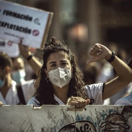 Un joven médico residente participa en una manifestación en Barcelona.