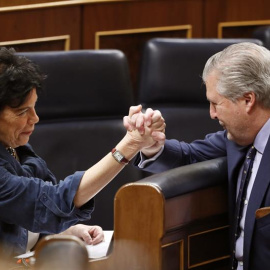 19/12/2018.- La ministra de Educación, isabel Celáa y su antecesor, Íñigo Méndez de Vigo, se saludan durante la última sesión de control al Ejecutivo del año que celebra hoy el Congreso con la vista puesta en el Consejo de Ministros del pró