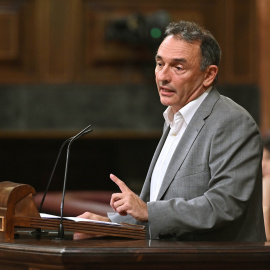 El diputado de Izquierda Unida y secretario general del PCE, Enrique Santiago, en la tribunal del Congreso. EFE/ Fernando Villar