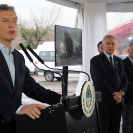 29/08/2019.- Fotografía cedida por la Presidencia argentina que muestra al presidente de Argentina, Mauricio Macri (i), mientras habla durante la botadura del buque Santiago S. Tandanor este jueves, en el puerto de Buenos Aires (Argentina).