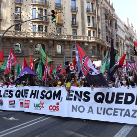 Imatge de la capçalera de la manifestació d'aquest dijous al centre de Barcelona per reclamar la regularització dels interins sense la necessitat d'oposicions.