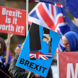 Manifestantes protestan contra el brexit. REUTERS/Archivo