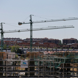 Edificios de viviendas en construcción en la zona norte de Madrid. REUTERS/Andrea Comas