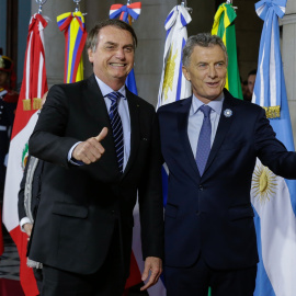 17-07-2019. Mauricio Macri, presidente de Argentina, y Jair Bolsonaro, presidente de Brasil, señalan con el pulgar hacia arriba al comienzo de la Cumbre del Mercosur. Isac Nobrega / Palacio Planalto