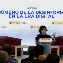 La vicepresidenta del Gobierno, Soraya Sáenz de Santamaría, durante la intervención con la que ha inaugurado una jornada de debate sobre las noticias falsas en España, "El fenómeno de la desinformación en la era digital", organizada por la 