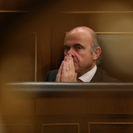 El ministro de Economía, en su escaño, durante el Pleno del Congreso de los Diputados. REUTERS/Susana Vera