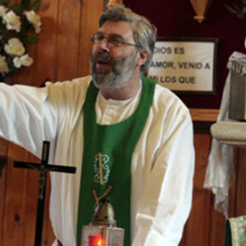 El sacerdote Luís Rodríguez Patiño oficiando una misa.