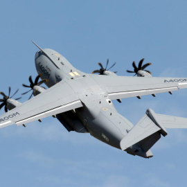 El avión de transporte militar A400M de Airbus, en vuelo de demostración cerca de París. REUTERS/Pascal Rossignol