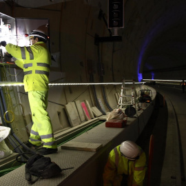 Un técnico revisando los fallos en una línea de metro. EP