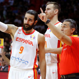 El seleccionador español de baloncesto, Sergio Scariolo (d), da instrucciones al base Ricky Rubio durante el partido ante Túnez correspondiente al Grupo C de la primera fase del Mundial de baloncesto 2019 que tiene lugar en China, disputado