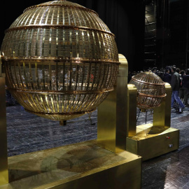 Los bombos de la Lorería de Navidad, en el Teatro Real de Madrid. EFE/Chema Moya