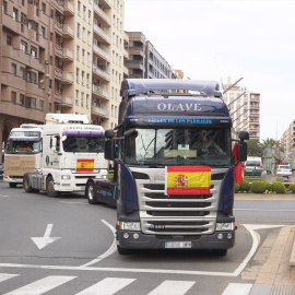 Varios camiones en la glorieta de Chile con Gran Vía, en una marcha convocada durante el undécimo día de paro nacional de transportistas, a 24 de marzo de 2022, en Logroño, La Rioja (España).