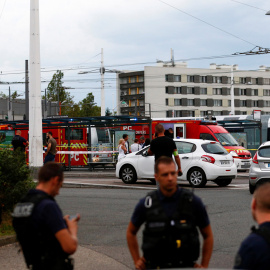 La Policía francesa asegura la zona en Villeurbanne, cerca de Lyon, después de que una persona ha muerto y otras ocho hayan resultado heridas en un ataque perpetrado con un cuchillo en una parada de autobús.- Emmanuel Foudrot (REUTERS)