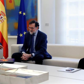 El president de Societat Civil Catalana, José Rosiñol, el president del Govern central, Mariano Rajoy, i la vicepresidenta, Soraya Sáenz de Santamaría, aquest dijous a La Moncloa. EFE / Juan Carlos Hidalgo.