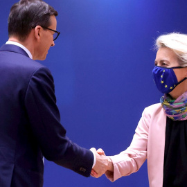 El primer ministro polaco Mateusz Morawiecki y la presidenta de la Comisión Europea, Ursula von der Leyen, durante una cumbre de la Unión Europea en Bruselas, Bélgica, el 21 de octubre de 2021.