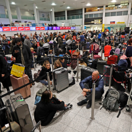 Los pasajeros esperan en la Terminal Sur del aeropuerto londinense de Gatwick por el cierre del aeropuerto por el vuelo de varios drones. REUTERS / Peter Nicholls