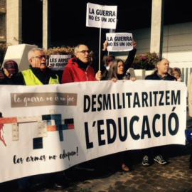 Concentració antimilitarista a l'edició d'Expojove de l'any passat a València. DESMILITARITZEM L'EDUCACIÓ