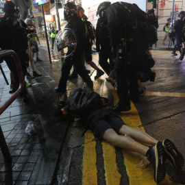 La policía antidisturbios despeja a los manifestantes que escaparon del Airport Express MRT durante un mitin en el Aeropuerto Internacional de Hong Kong en Hong Kong, China EFE / EPA / JEROME FAVRE