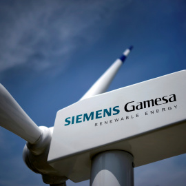 Un aerogenerador con el logo de Siemens Gamesa, en la sede de la empresa hispano-alemana, en Zamidio (Vizcaya). REUTERS/Vincent West