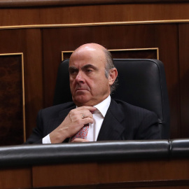 El ministro de Economía, Luis de Guindos, durante el Pleno del Congreso de los Diputados. EFE/ J.J. Guillén