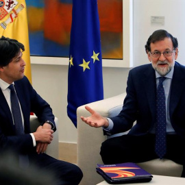 El presidente del Gobierno, Mariano Rajoy (d), conversa con el presidente de Societat Civil Catalana, José Rosiñol (i), durante el encuentro que han mantenido hoy en el Palacio de la Moncloa. EFE/ Juan Carlos Hidalgo