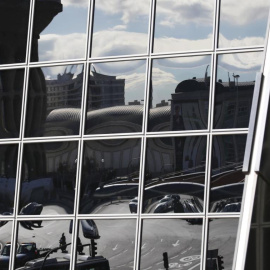 Logo de Bankia reflejado en los cristales del edificio de la sede del banco, en una de las Torres Kio, de Madrid. REUTERS