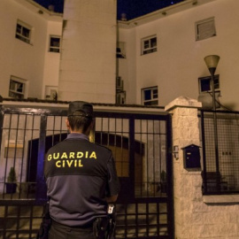 Agente de la Guardia Civil frente a residencia de mayores. / EFE