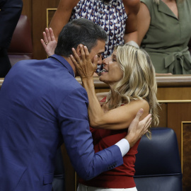 El presidente del Gobierno en funciones y diputado socialista Pedro Sánchez junto a la ministra de Trabajo en funciones y diputada de Sumar Yolanda Díaz durante la durante la sesión constitutiva del Congreso de las Cortes Generales de la XV