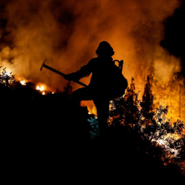 Un bombero forestal durante la extinción del incendio  en Arafo en la isla de Tenerife, a 16 de agosto de 2023