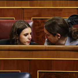 El líder de Podemos, Pablo Iglesias, conversa con la portavoz parlamentaria del partido, Irene Montero, esta tarde en el pleno del Congreso. EFE/J.P. Gandul