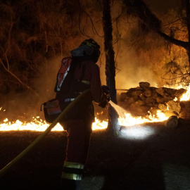 AFARO-CANDELARIA (TENERIFE), 18/08/2023.- Miembros de la Unidad militar de emergencias (UME) trabajan en labores de extinción del incendio forestal de la isla de Tenerife, que sigue fuera de control y ha afectado a 3.273 hectáreas de ocho m