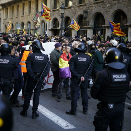 Manifestants dels CDR a la part final de Via Laietana davant el cordó policial dels Mossos d'Esquadra. JOEL KASHILA