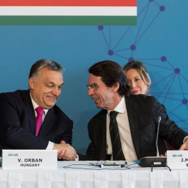 El primer ministro húngaro, Viktor Orbán (i), saluda al presidente de honor de la Internacional Demócrata de Centro (IDC) y ex presidente español, José María Aznar, durante la conferencia de líderes de la IDC celebrada en el Hotel Marriott 