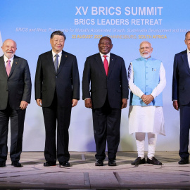 Los presidentes de Brasil, Luiz Inacio Lula da Silva, China, Xi Jinping, Sudáfrica, Cyril Ramaphosa, con el primer ministro de la India, Narendra Modi, y el ministro de Exteriores de Rusia, Sergei Lavrov, posan para la foto de familia de la