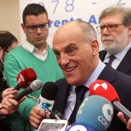 El presidente de la Liga de Fútbol Profesional, Javier Tebas, atiende a los medios tras intervenir en el último de 'Los Desayunos de FOES' - EFE/Wifredo García