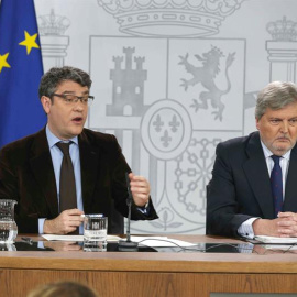 El ministro de Educación y portavoz del Gobierno, Íñigo Méndez de Vigo (d), y el ministro de Energía, Turismo y Agenda Digital, Álvaro Nadal (i), durante la rueda de prensa que han ofrecido tras la reunión del Consejo de Ministros . EFE/Pac