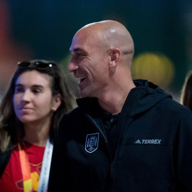 El presidente de la Federación, Luis Rubiales, durante la llegada de la selección española de fútbol femenino al aeropuerto Adolfo Suárez Madrid-Barajas, a 21 de agosto de 2023