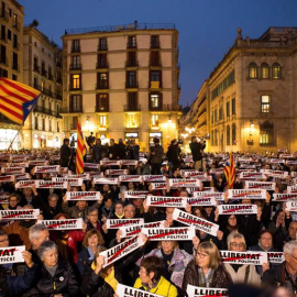 Concentració a la plaça de Sant Jaume de Barcelona per demanar l'alliberament de Jordi Cuixart, Jordi Sànchez, Oriol Junqueras i Joaquim Forn, el dia que es compleixen quatre  mesos de l'empresonament dels 'Jordis'. EFE / Enric Fontcuberta.