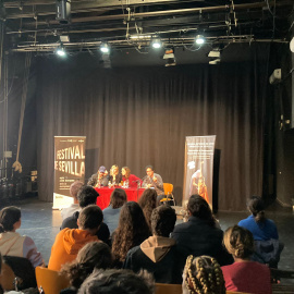 Encuentro de Claude Schmitz y Lucie Debay con estudiantes de arte en Sevilla.